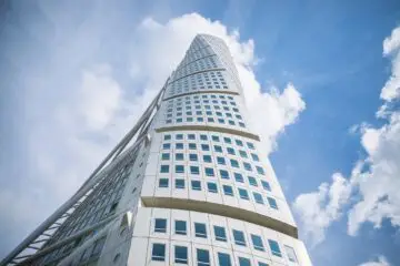 Turning Torso, Malmös skyskrapa fotograferad från en låg ängel